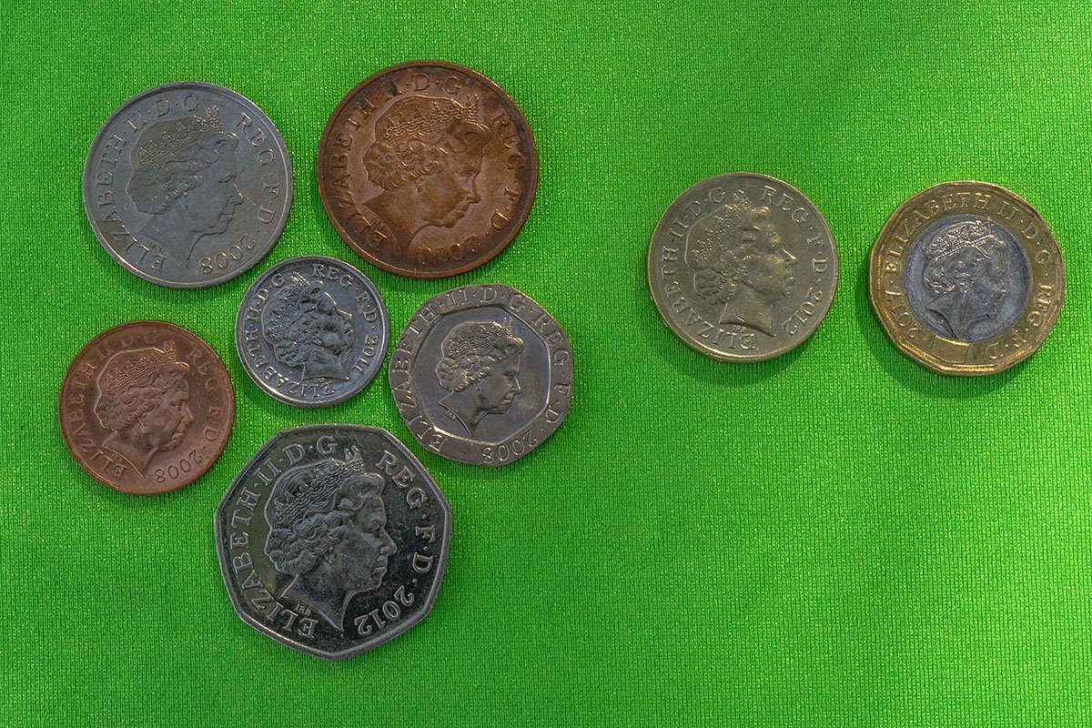 Мелкая монета 4. Монеты Англии. Монеты Великобритании современные. Мелкая монета в Англии. Монеты Британии щит.