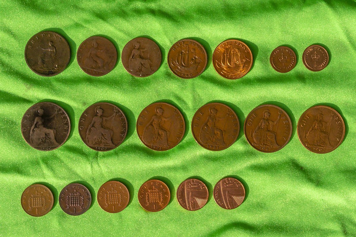 На картинке: Монеты Великобритании, полпенни и 1 пенни. 