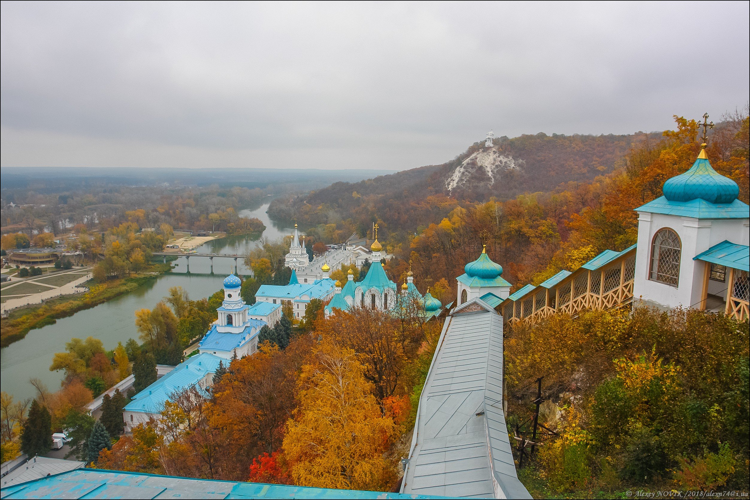 Святогорский монастырь. Святогорская Лавра Святогорск колокольня. Святогорская Лавра Илья Муромец. Святогорская Лавра статуя Богородицы. Святогорская Лавра беседка.