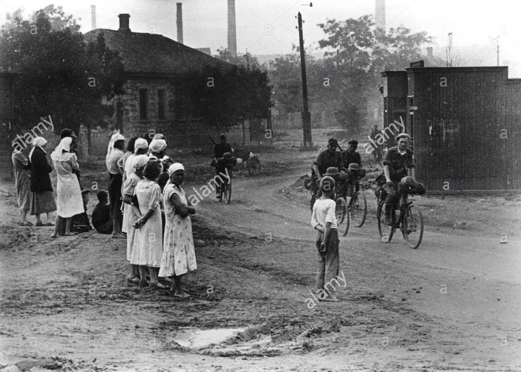 Немцы вошли в город белгород. 1943 Год город Ворошиловград. Немцы в Луганске 1942. Немцы в Луганске. Оккупация Луганска немцами.