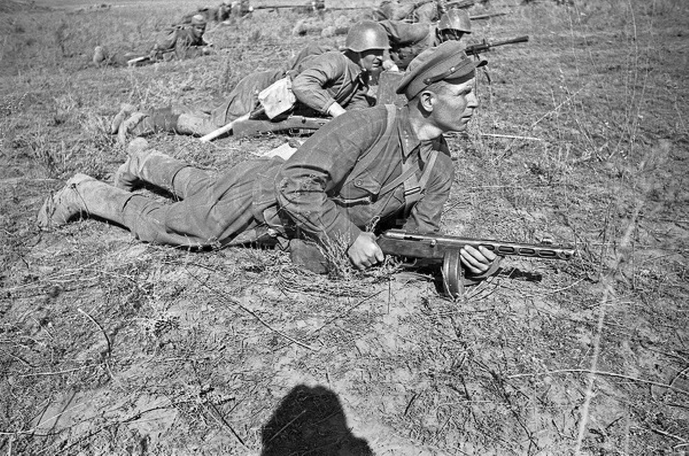 Вк про войну. Политрук 1942. Солдаты перед атакой ВОВ. Советский солдат перед атакой.