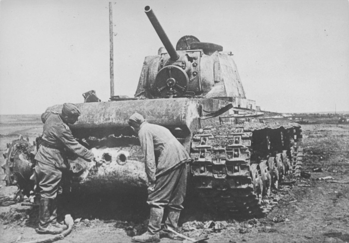 Немецких танков генерал. Танк кв 1942 год. Кв-1 ЧТЗ 1942. Танк кв-1 1944 года. Кв 1 1941.