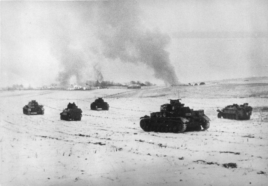 Немецкие танки Pz. Kpfw. IV, Pz. Kpfw. III и бронетранспортеры Sd. Kfz. 251 из состава 3-й танковой группы (Panzergruppe 3) во время наступления на Москву в районе Истры. Немецкие танки Pz. Kpfw. IV, Pz. Kpfw. III и бронетранспортеры Sd. Kfz. 251 из состава 3-й танковой группы (Panzergruppe 3) во время наступления на Москву в районе Истры.