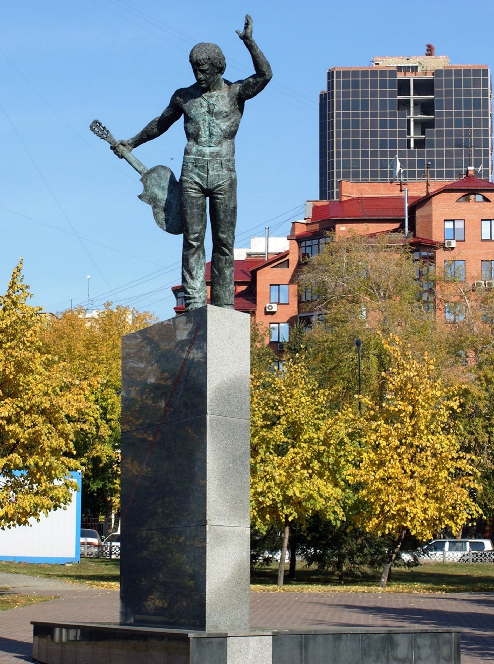 Памятники в новосибирске. Памятник Владимиру Высоцкому в Новосибирске. Аллея бардов памятник Высоцкому Новосибирск. Аллея Высоцкого в Новосибирске. Памятник Высоцкому в Новоси.