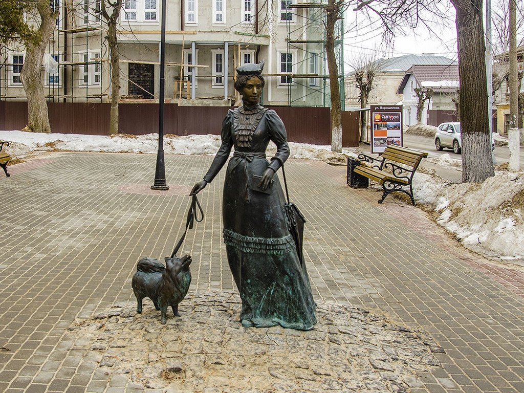 Дама с собачкой описание. Дама с собачкой Серпухов. Дама с собачкой памятник в Серпухове. Скульптура дама с собачкой Серпухов.