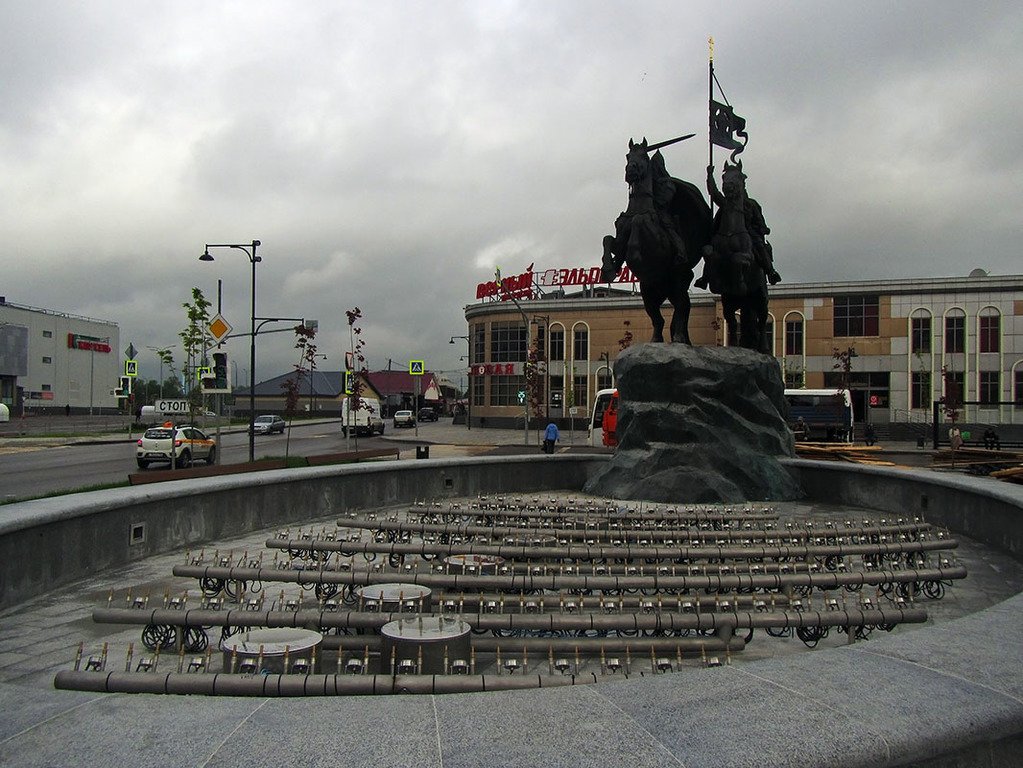 Калуга привокзальная площадь. Памятник Дмитрию Донскому и Владимиру храброму в Серпухове. Памятник Донскому и храброму в Серпухове. Памятник Владимиру храброму. Памятник в Серпухове на Привокзальной площади.