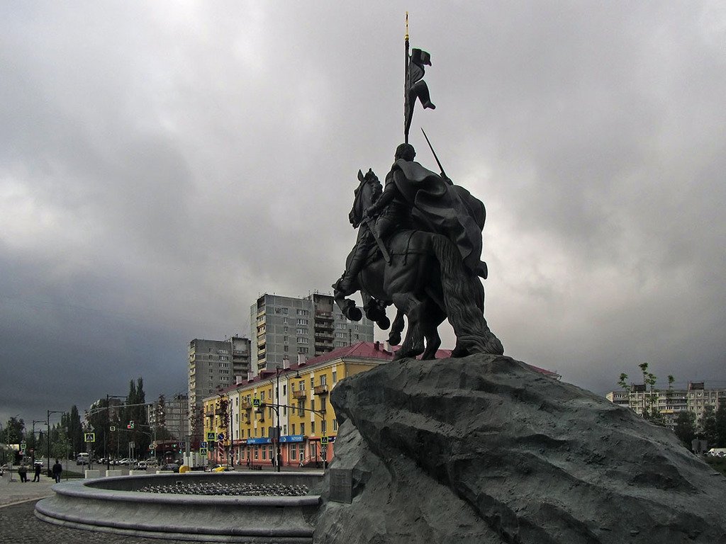 Памятник на вокзале в серпухове