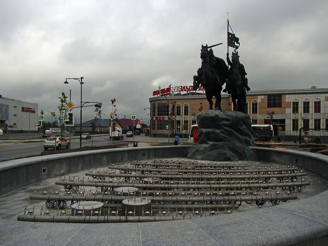 Памятник на вокзале в серпухове