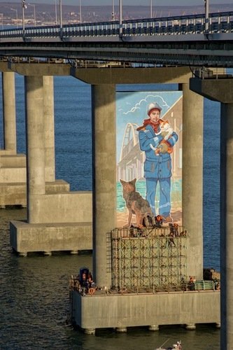 Граффити на Крымском мосту.
