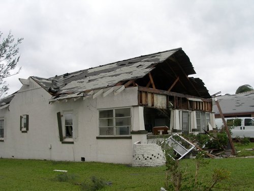 Этот дом во Флориде ураган не пощадил...