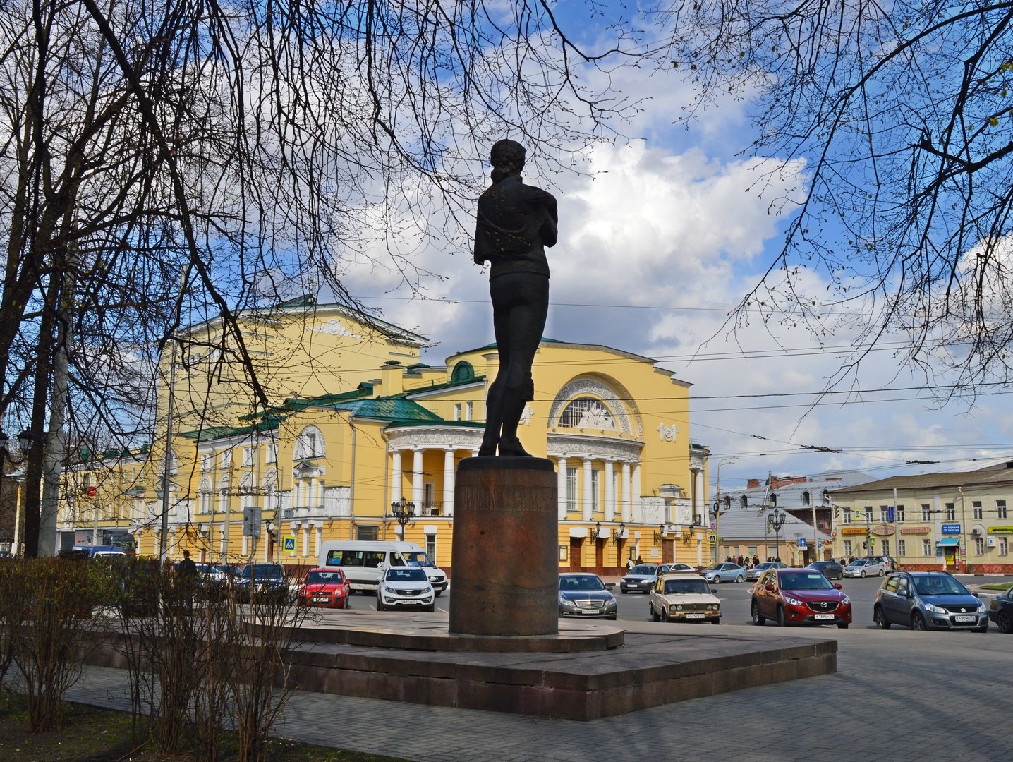 Памятник федору волкову. Памятник Фёдору Григорьевичу Волкову Ярославль. Театр и памятник Волкову в Ярославле. Театр им Волкова и памятник Волкову Ярославль.