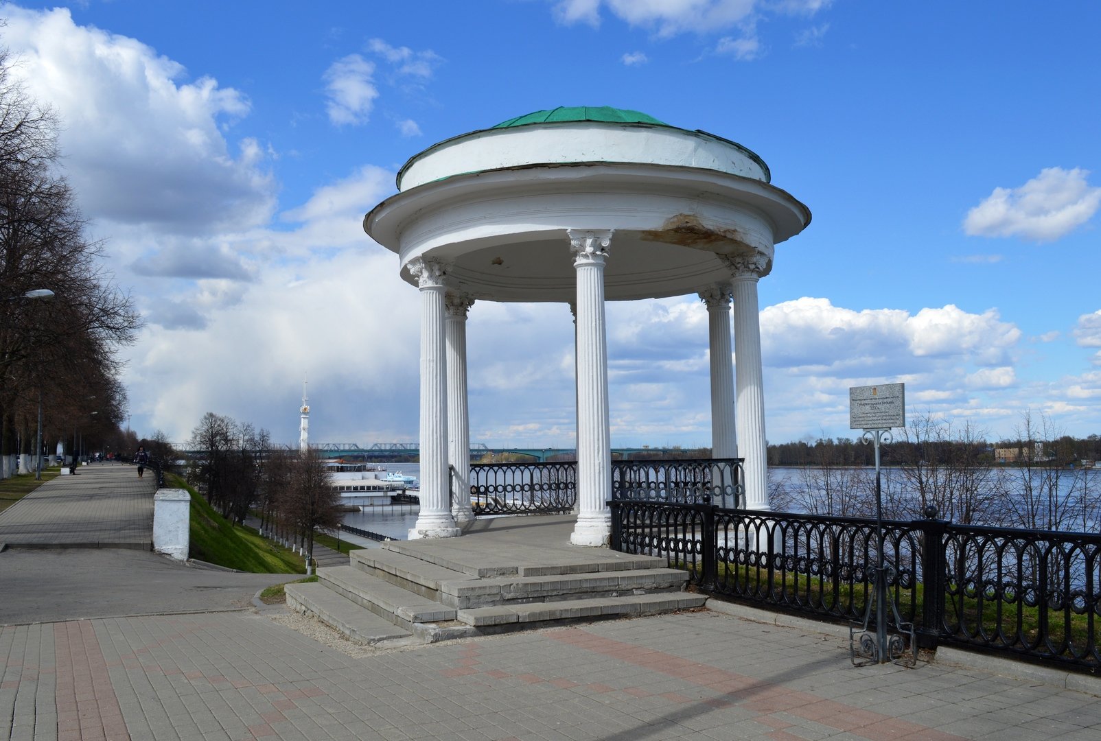 Беседка волжский. Мемориальная беседка Гончарова. Волжская беседка. Ярославская беседка. Беседка на Волге Ярославль.