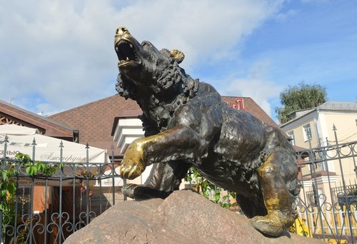 Медведь - символ города.