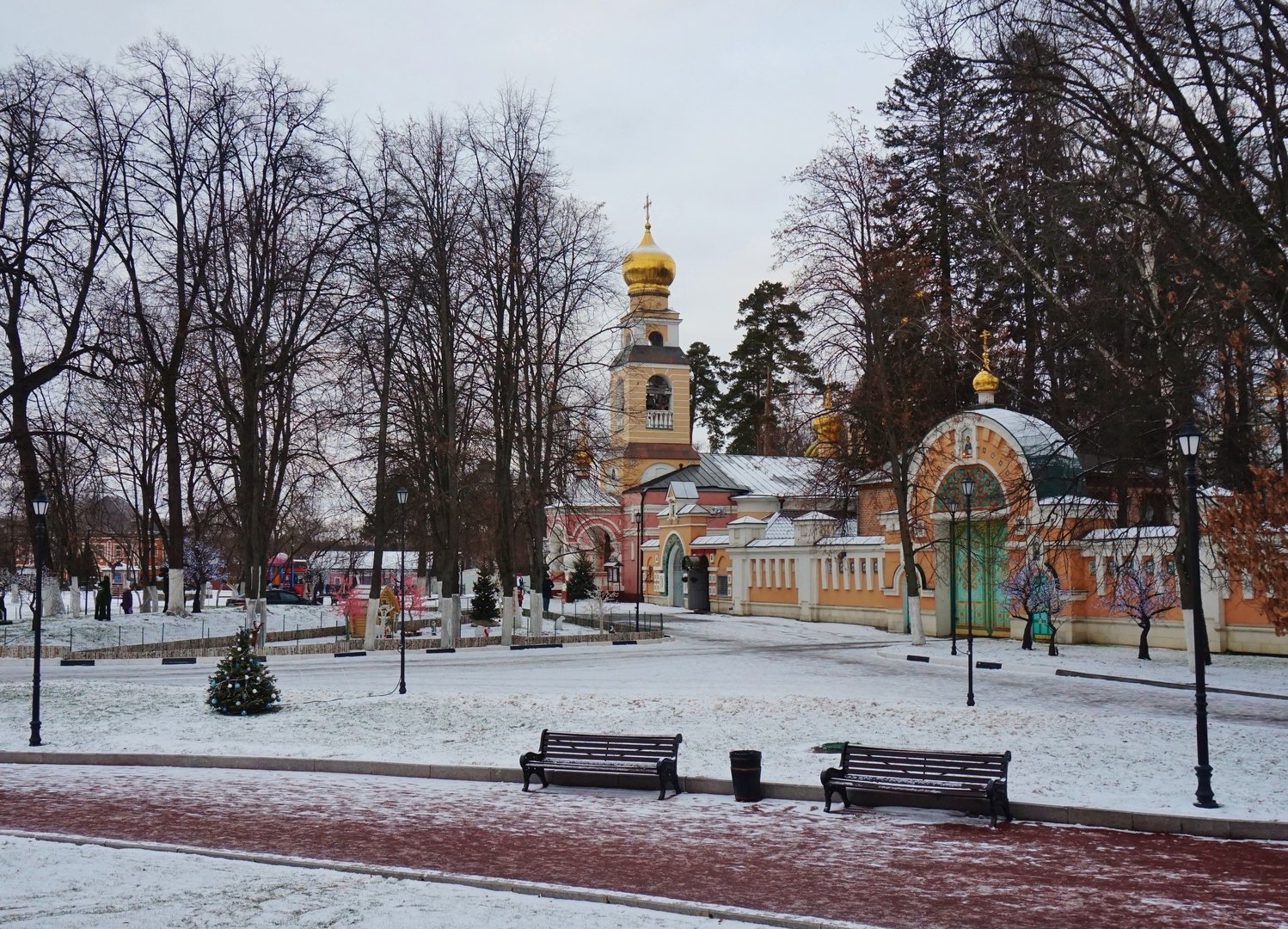 Преображение господне переделкино. Преображенский храм в Переделкино. Храм Спаса Преображения в Переделкино. Фото церкви на Преображенской осень.