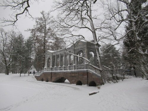 Зима украсила мраморный мостик...