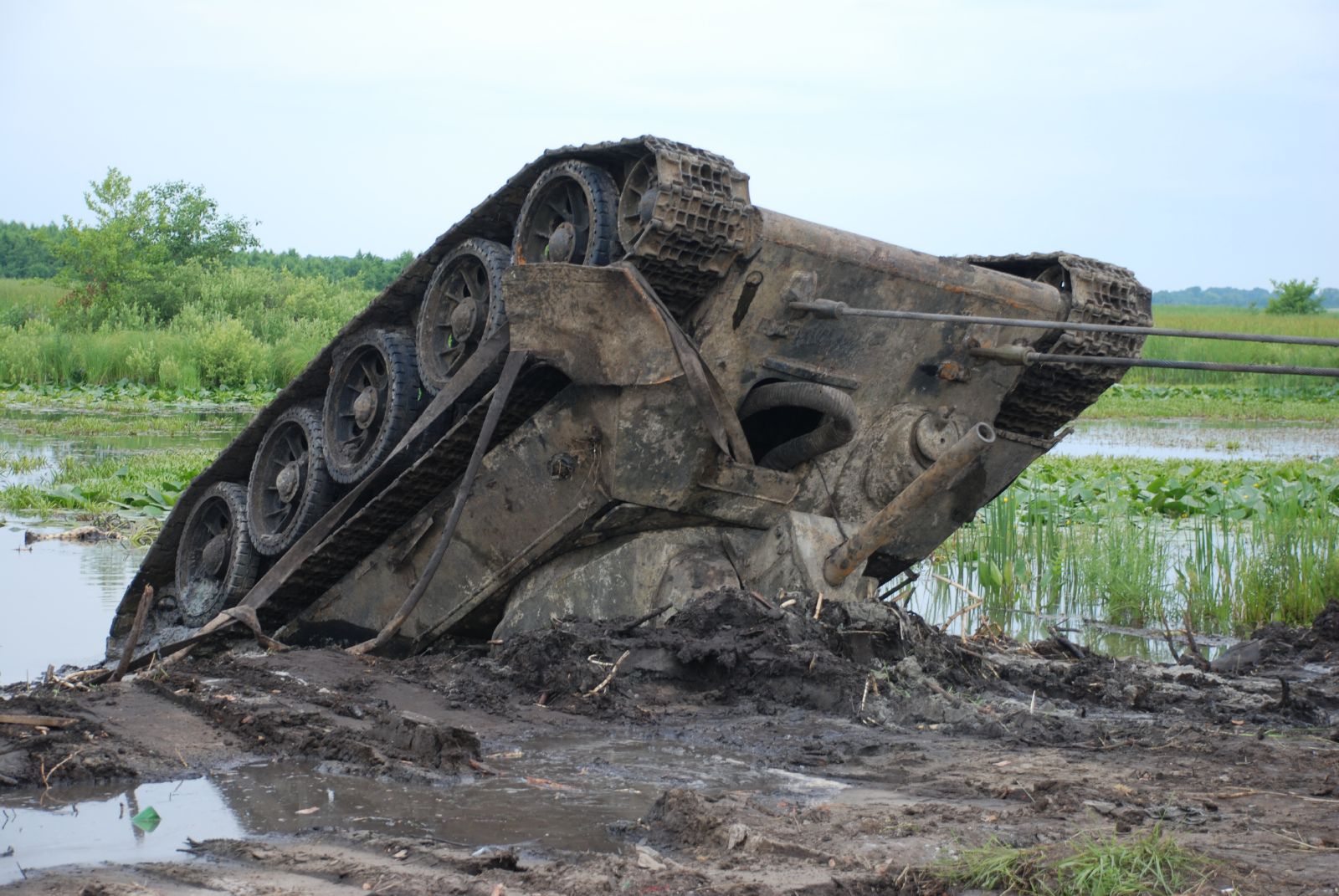 Подъем 6 45. Утонувший танк. Нашли танк. Подъем танка.