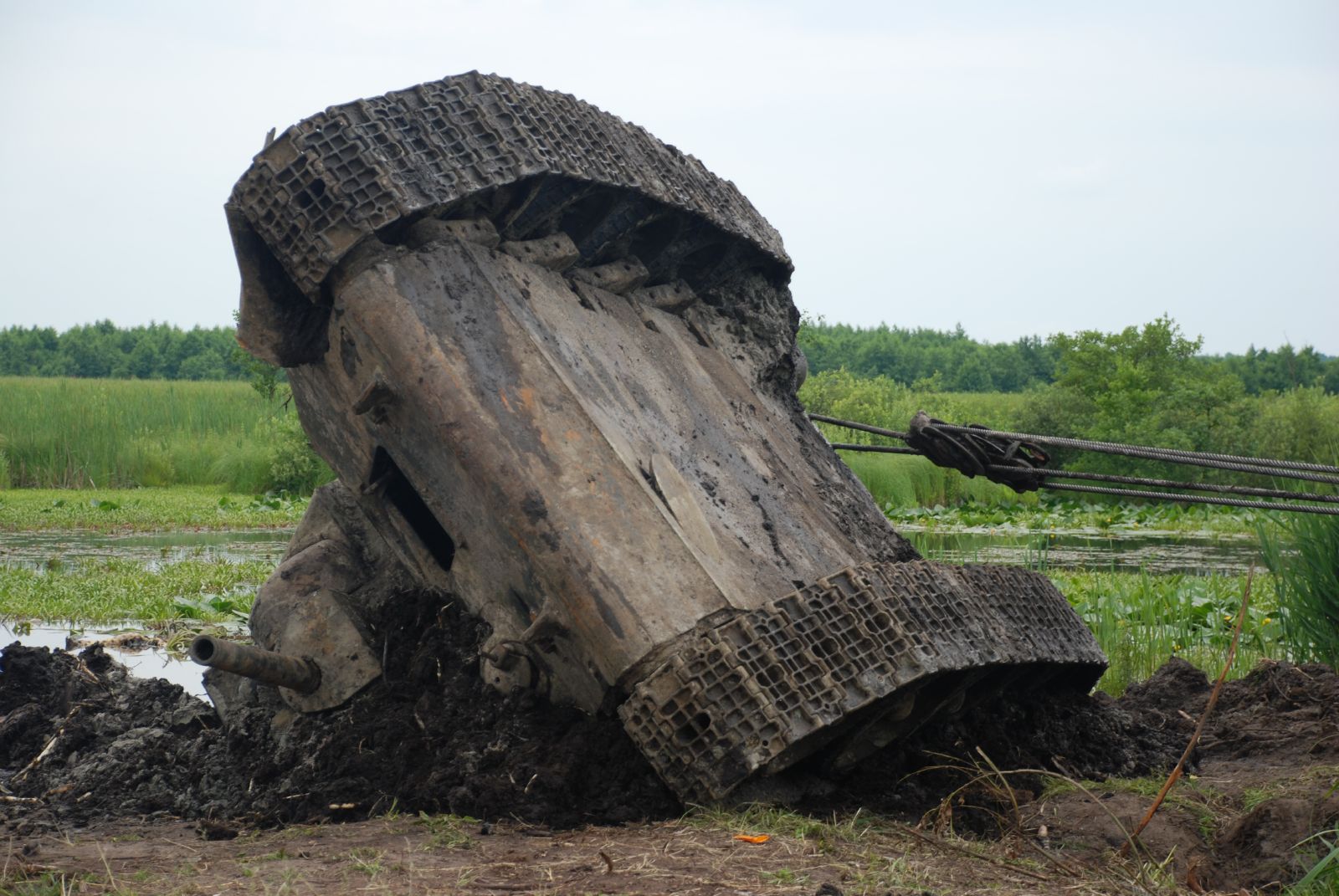 Подъем 6 45. Раскопки немецких танков с танкистами внутри. Подъем танка.