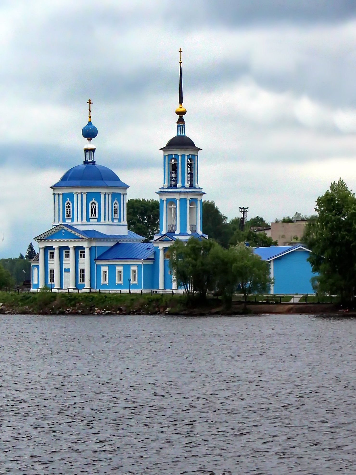 Погода на белом область. Поселок белый городок Тверская область. Храм Иерусалимской Божией матери в белом Городке. Храм на берегу Волги Астрахань.