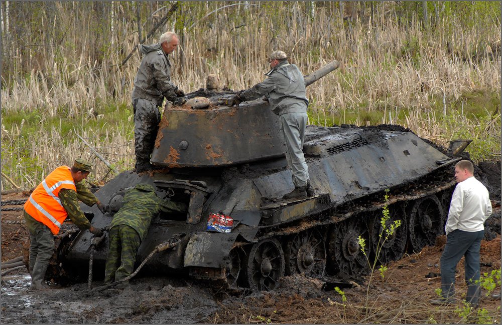 Ролики танковых. Подъем танка т 34 из болота. Подъем танка т 34 76 смелый. Т-34 подъем танка Карелия.