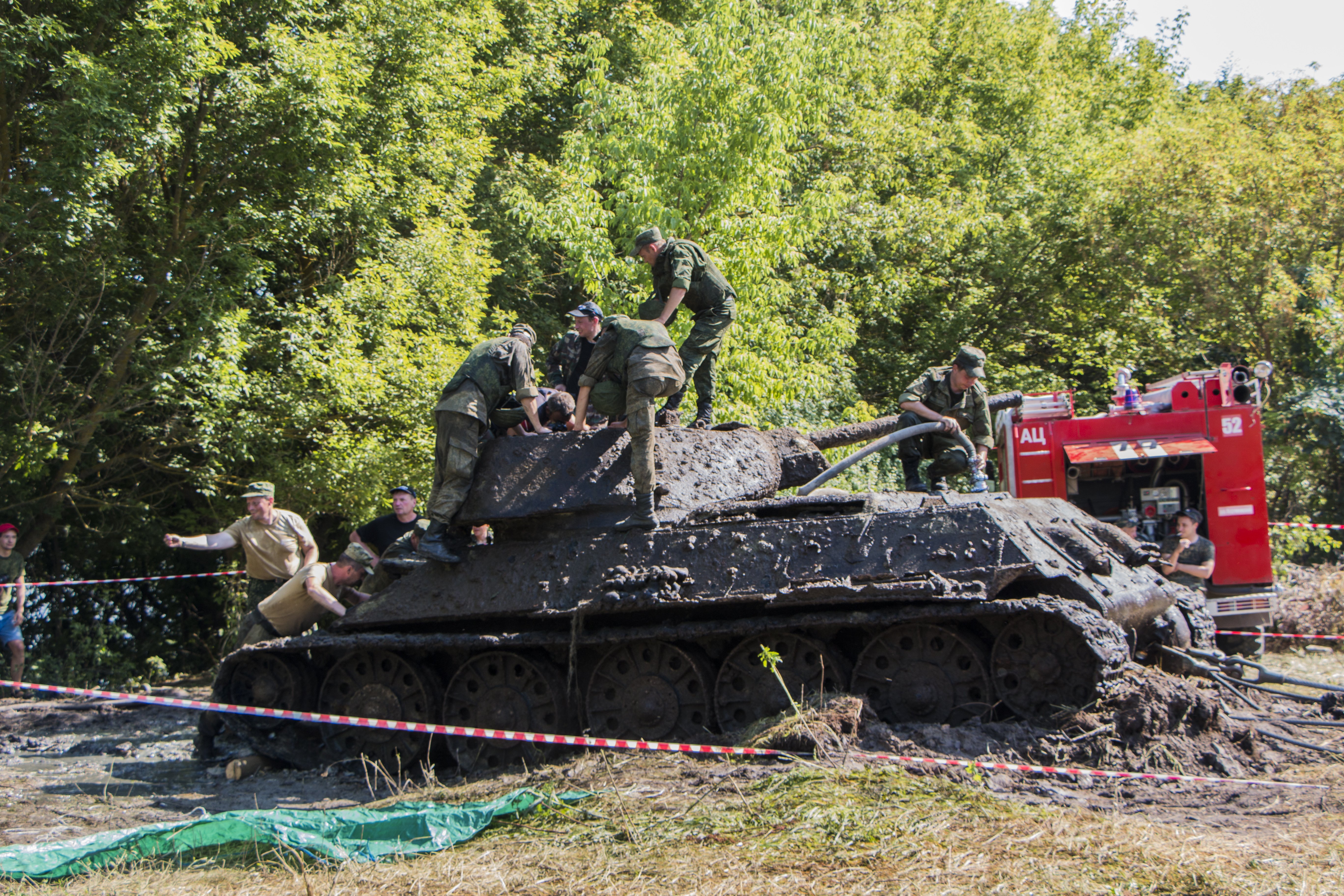 Достали танк. Кобзаренко т34. Танк т-34-76 поднятый со дна реки Дон. Т 34 из реки Дон. Экипаж танка т-34.