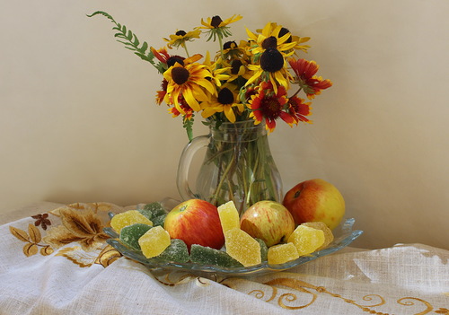 яблоки,мармелад и букет цветов