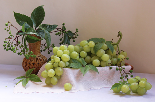композиция с виноградом