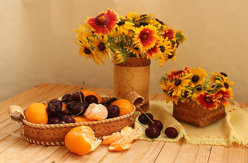 июльская композиция  с цветами и фруктами