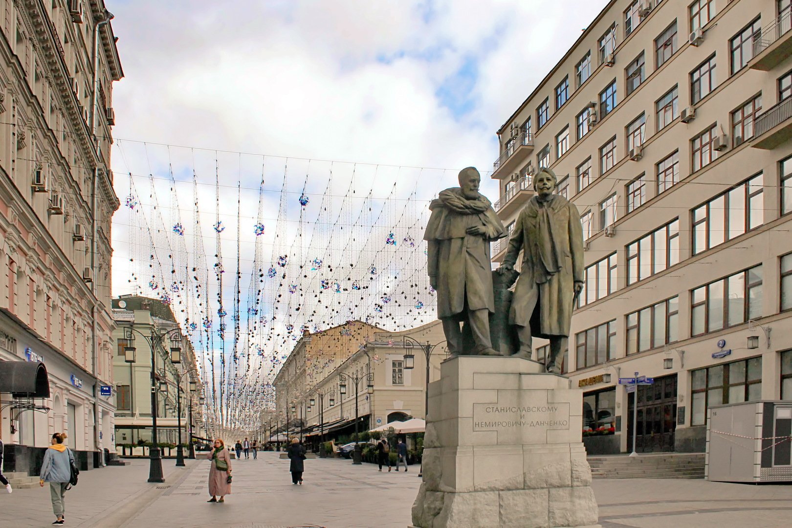 памятники в камергерском переулке москвы