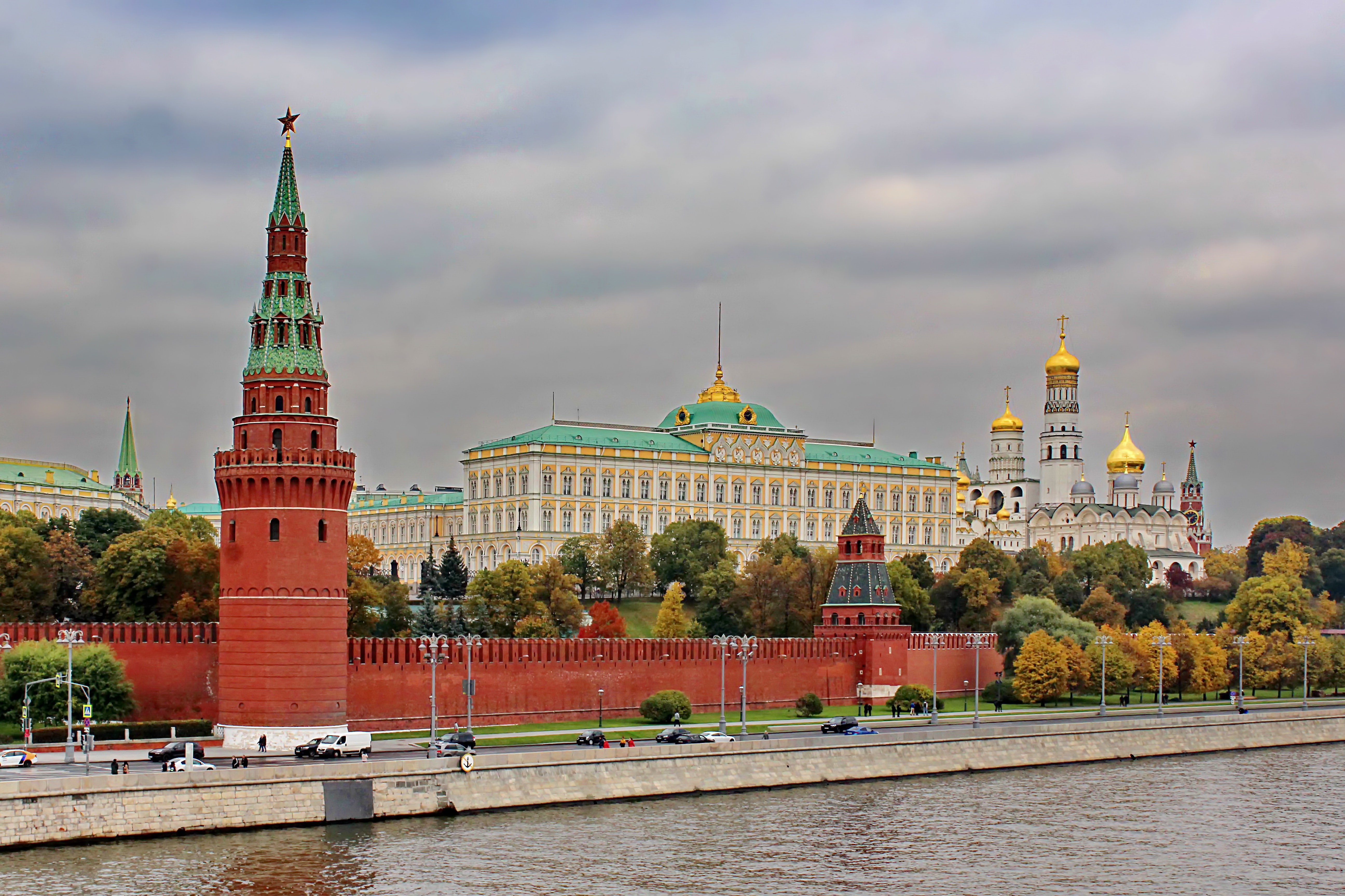 Кремлевская набережная москва фото