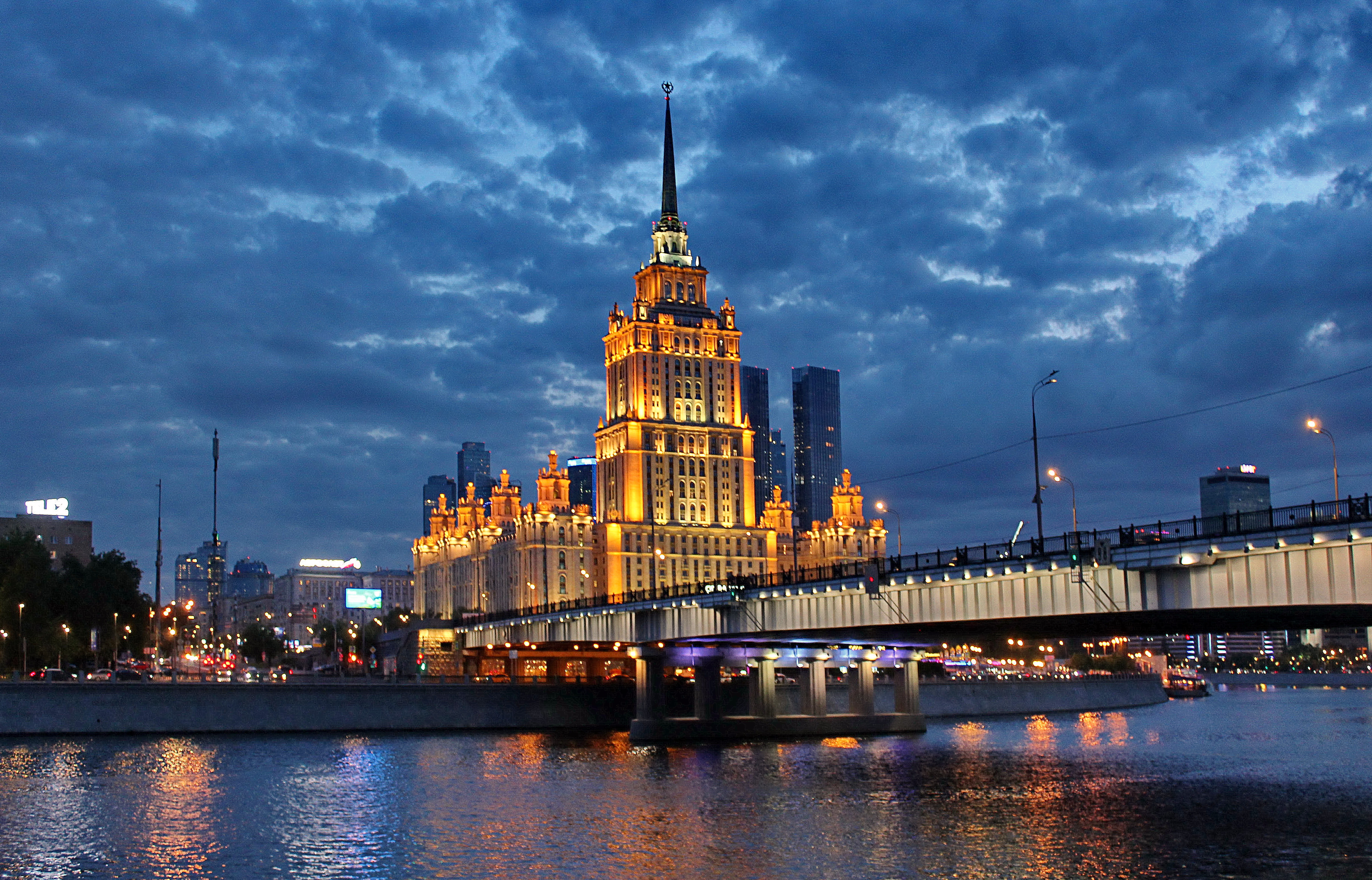 Московское ати. Москва вечером. Новоарбатский мост. Обои вечерние высотки Москвы. Огни большого города 2014.