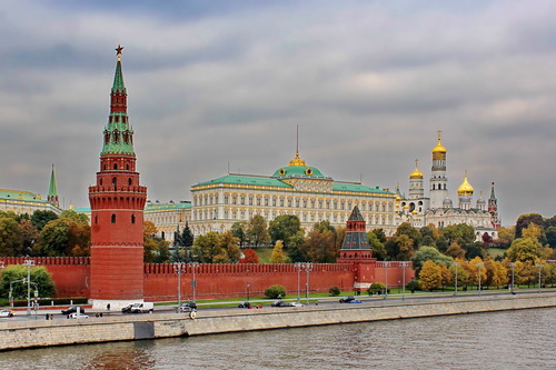 Кремлевская набережная в Москве