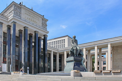 памятник Достоевскому у библиотеке им. Ленина