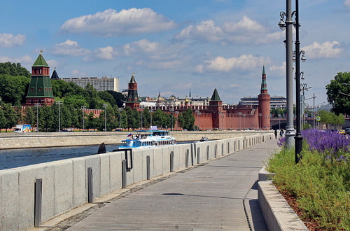 Вид с Софийской набережной Москвы на Кремлевскую.