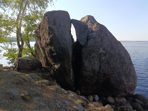камни