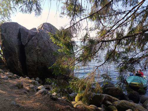 с расколотым валуном