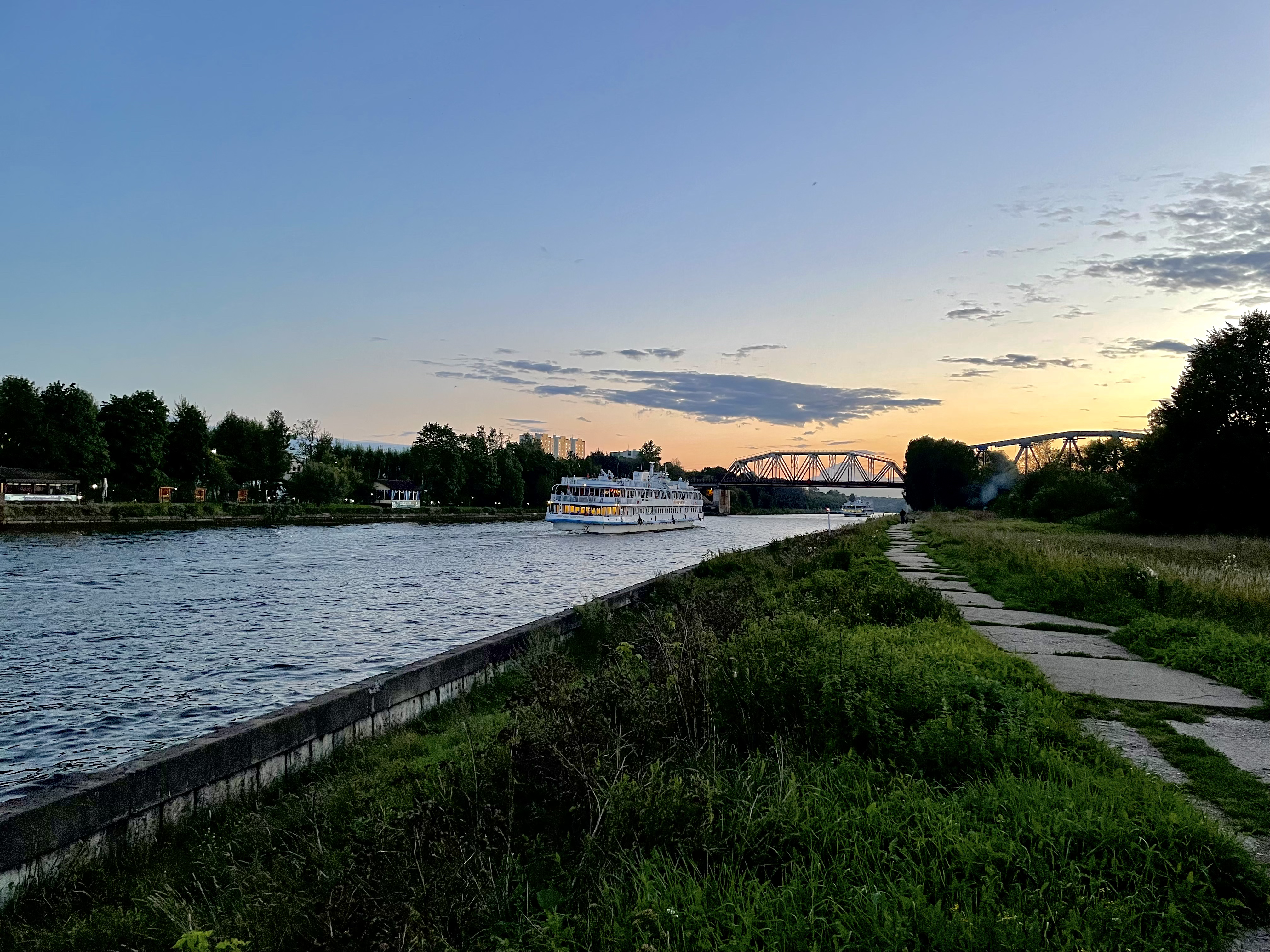 Река кан красноярский край. Каналы водохранилища. Свирский мост фото. В Петербурге водохранилище и канал фото.