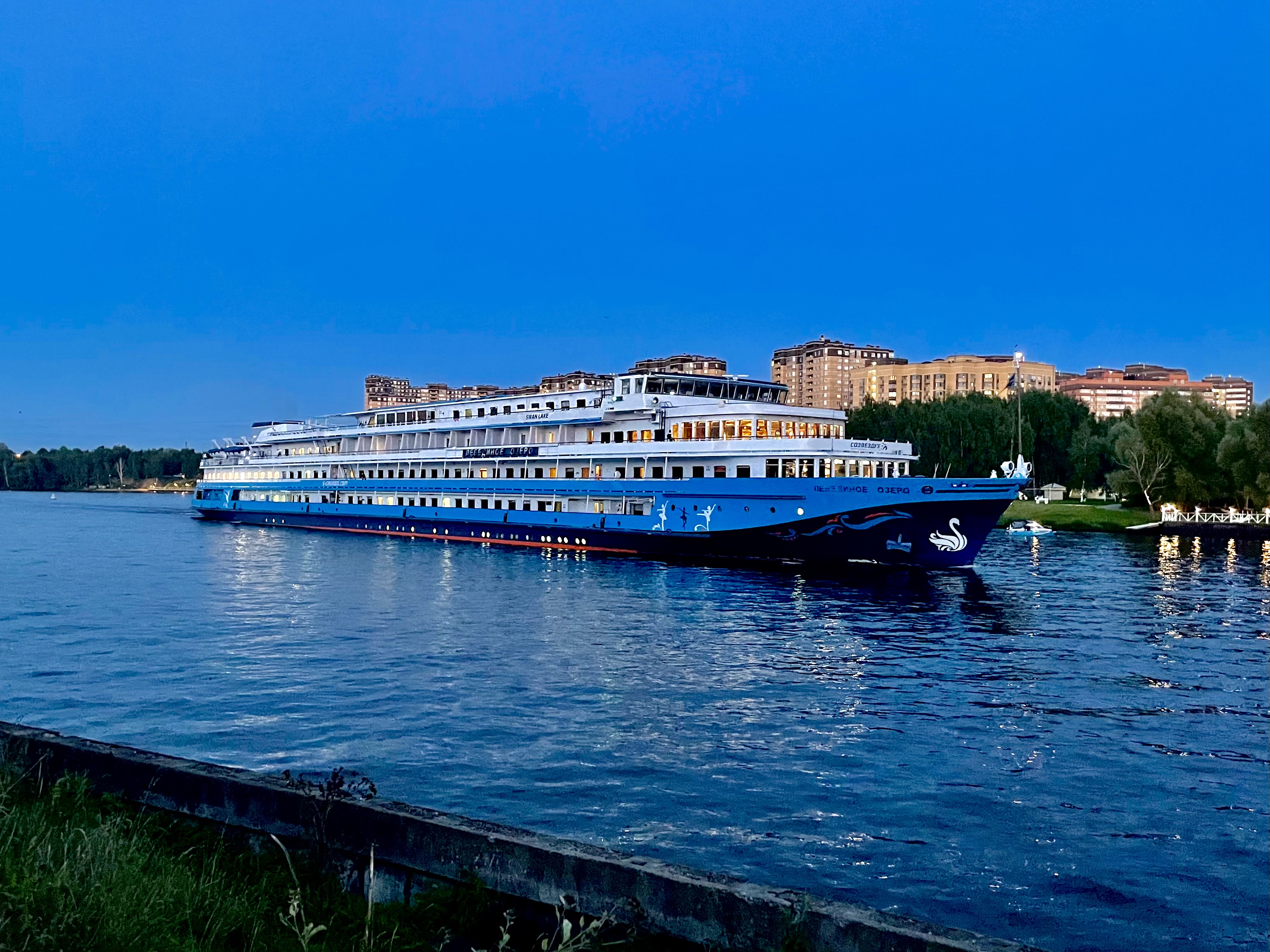 Круиз лебединое озеро из москвы на теплоходе. Речной круиз теплоход Лебединое озеро. Теплоход-пансионат «Лебединое озеро». Круиз Созвездие Лебединое озеро. Круизный лайнер Лебединое озеро.