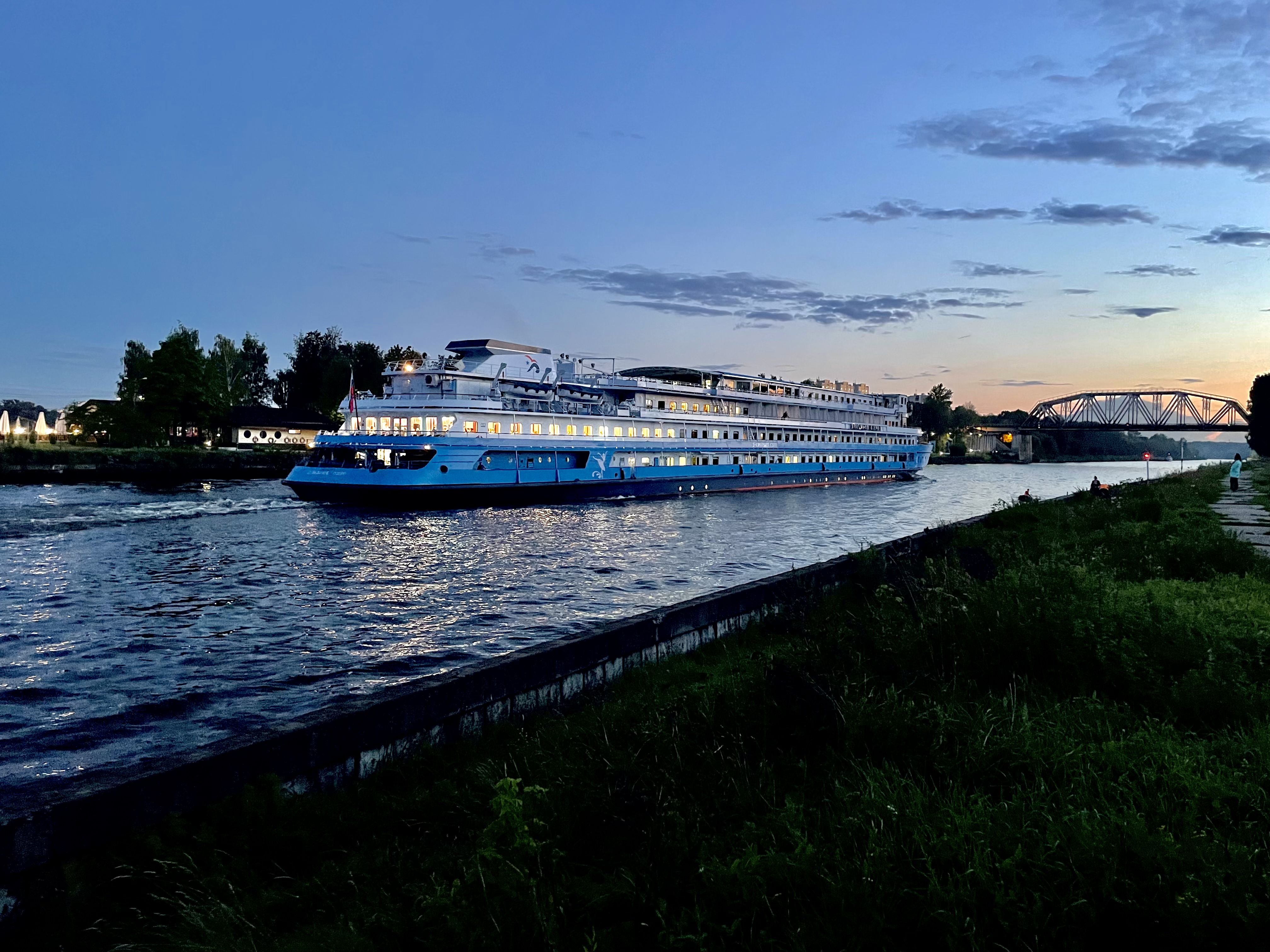 Круиз лебединое озеро из москвы на теплоходе. Теплоход Лебединое озеро. Судно Лебединое озеро. Круиз Лебединое озеро. Ярославль Лебединое озеро теплоход.