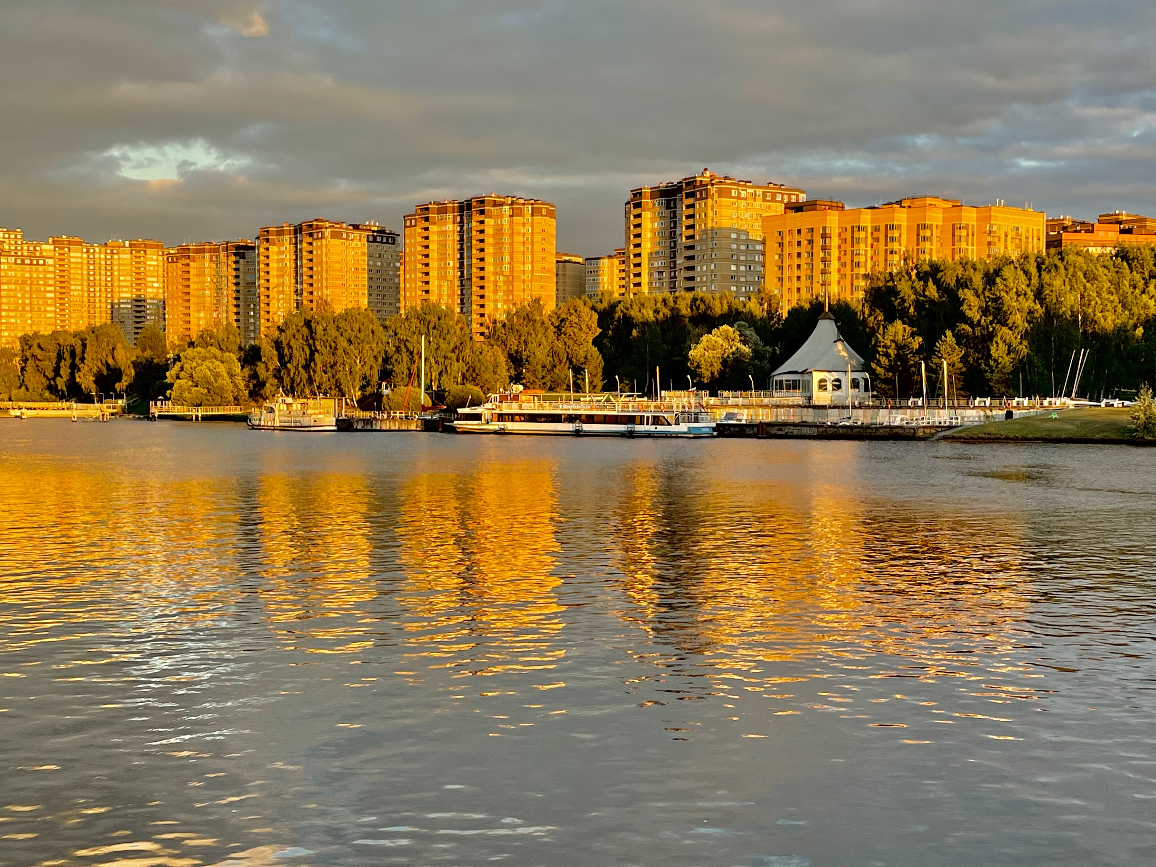 Москва Водники озеро. Пироговское водохранилище Водник. Река Кан. Водник фото.