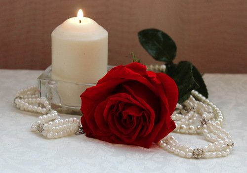 красная роза и свеча