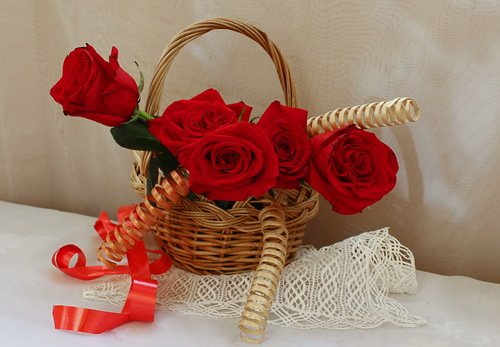 корзиночка с красными розами