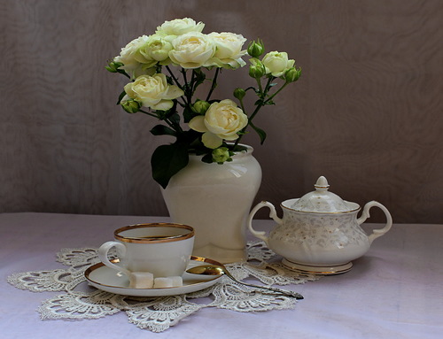 чашечка кофе и букет с белыми розами