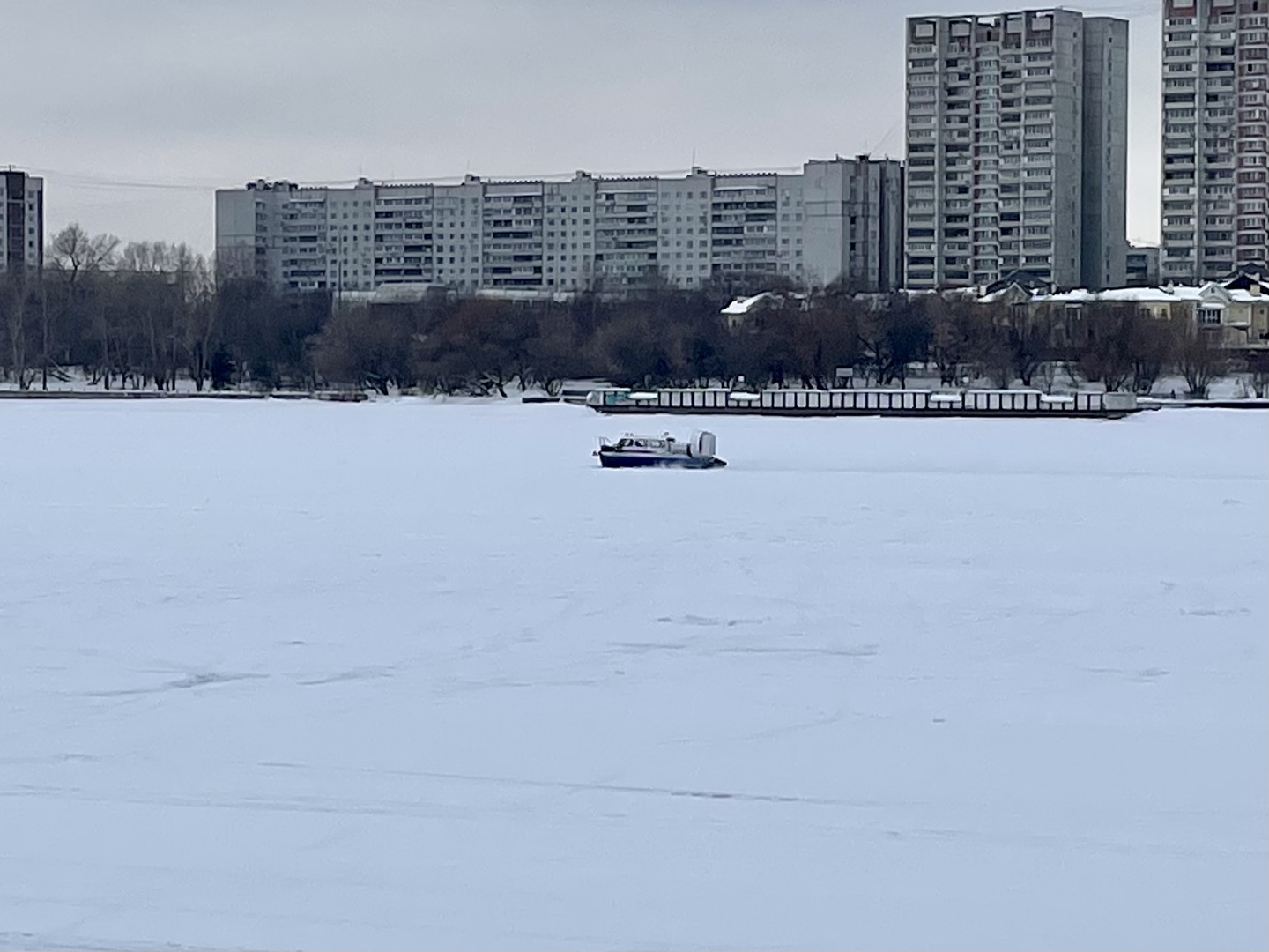 Речной вокзал 17. Рыбалка на речном вокзале Москва. Северный Речной вокзал звезда. Мурманск Речной вокзал. Пляж на речном вокзале Левобережный.