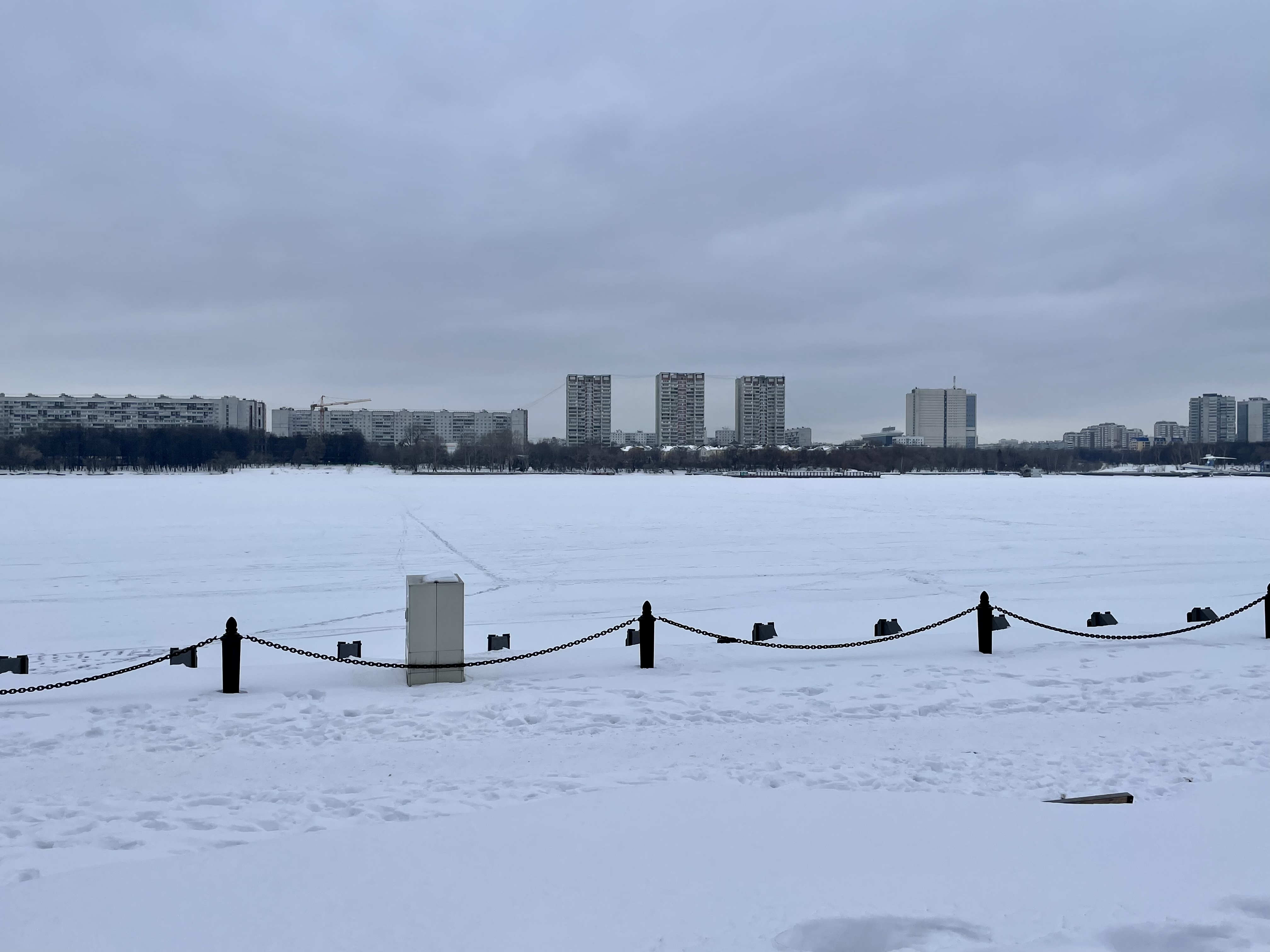 Речной вокзал 17. Рыбалка на речном вокзале Москва. Вода и грёзы на речном вокзале. Снег 2 года назад на речном вокзале. Северный Речной вокзал фотосессия Свадебная.