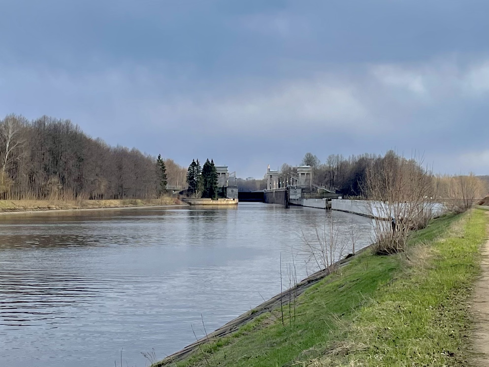 Погода на икше на 10. Река Икша. Канал имени Москвы Икша фото. Икша плотина. Апрель на канале им Москвы.