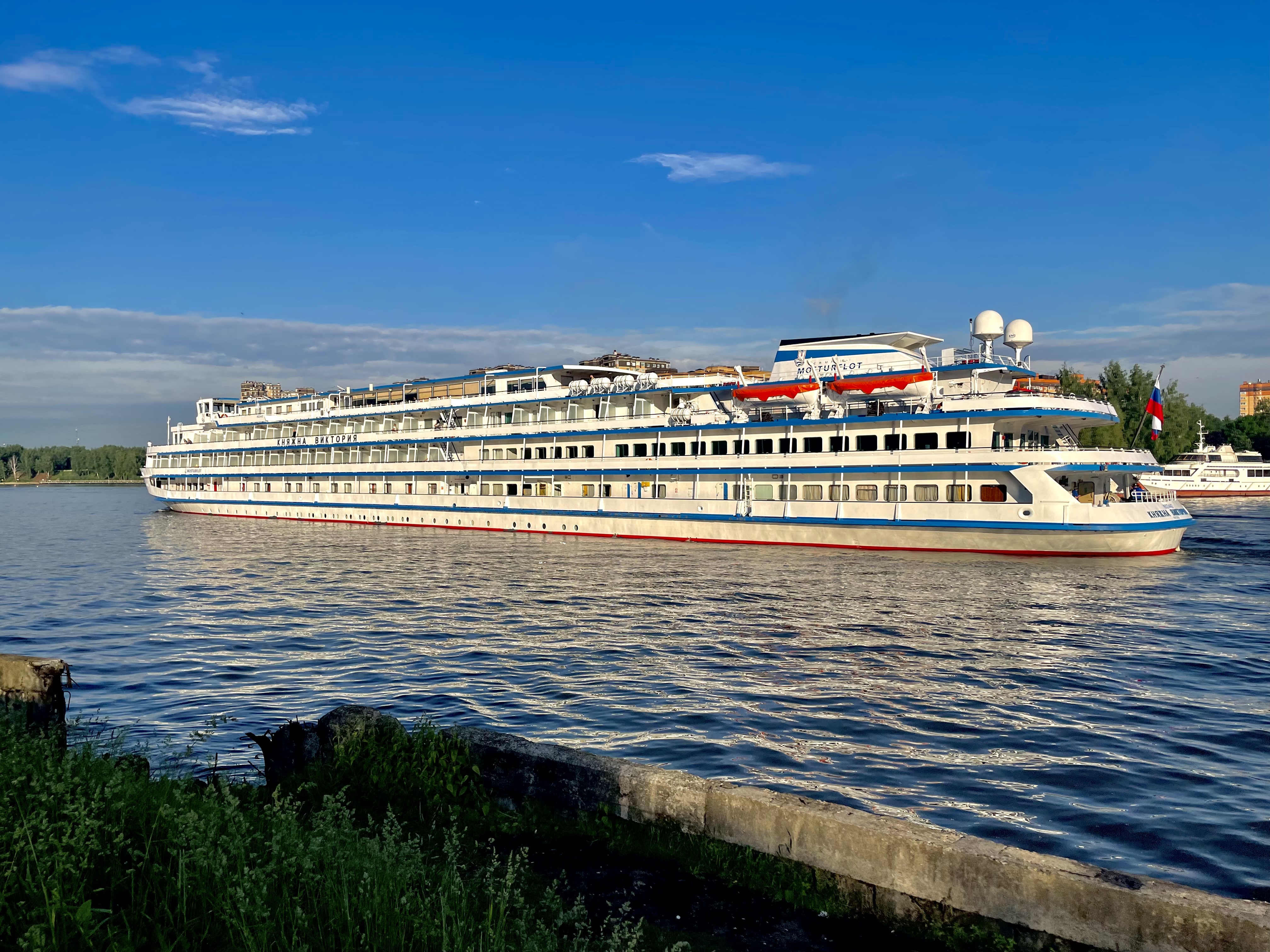 Круиз москва плес москва. Круиз по реке. Москва река круиз. Речной круиз по Казанке.