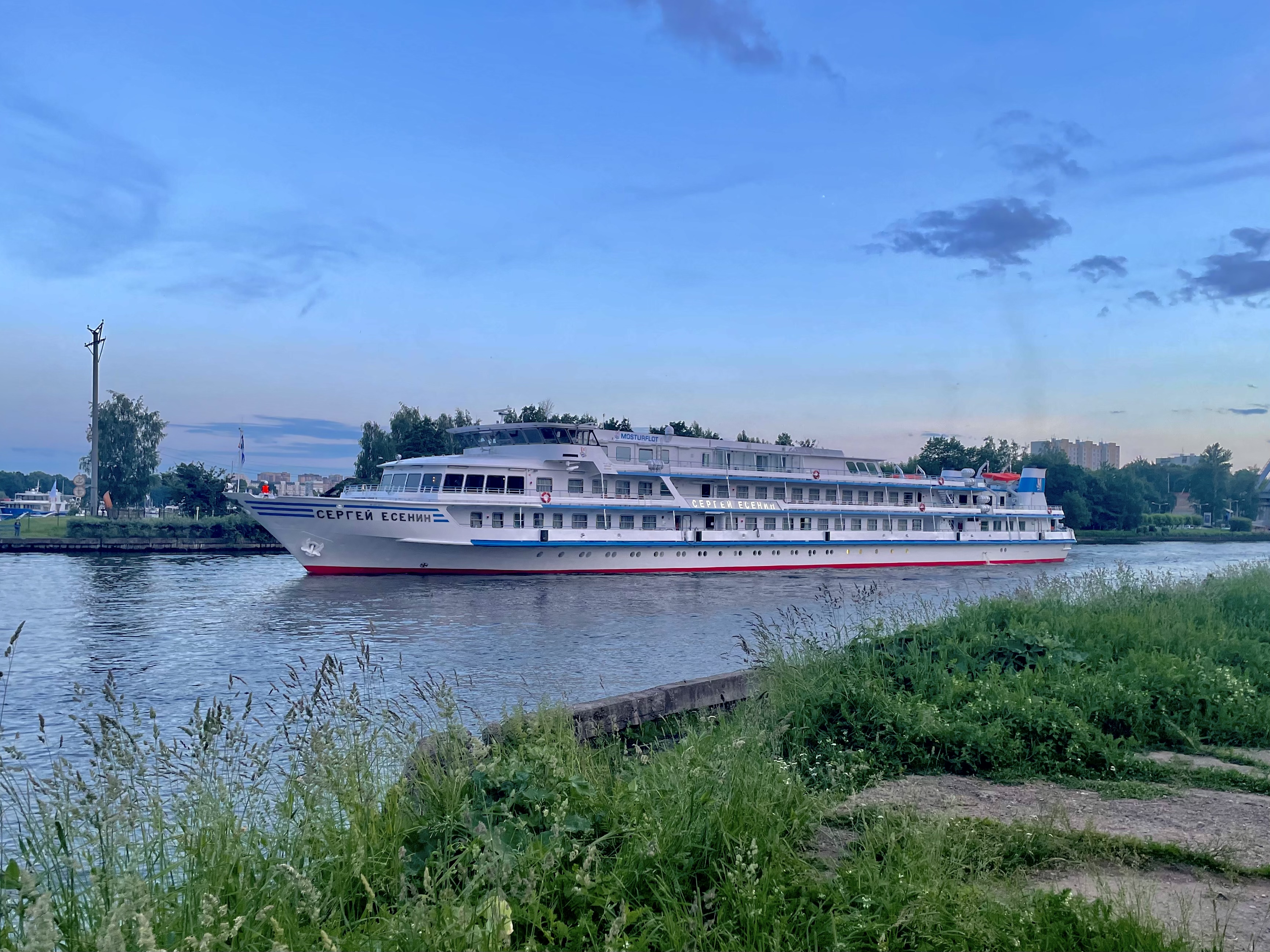теплоход есенин
