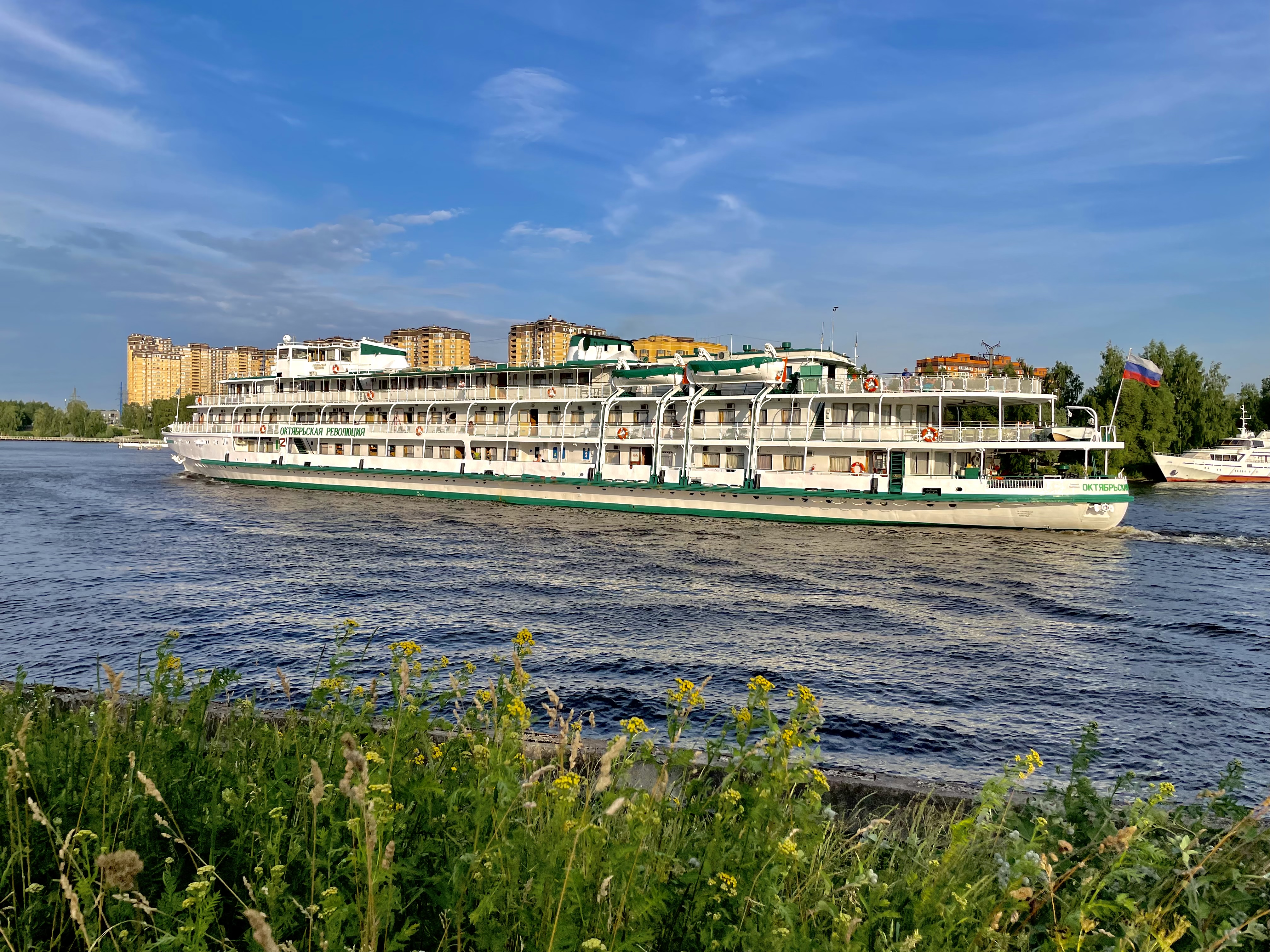 Октябрьская революция судно. Теплоход октябрьская революция. Теплоход октябрьская революция навигация 2023. Теплоход октябрьская революция на волге. Т/х октябрьская революция.