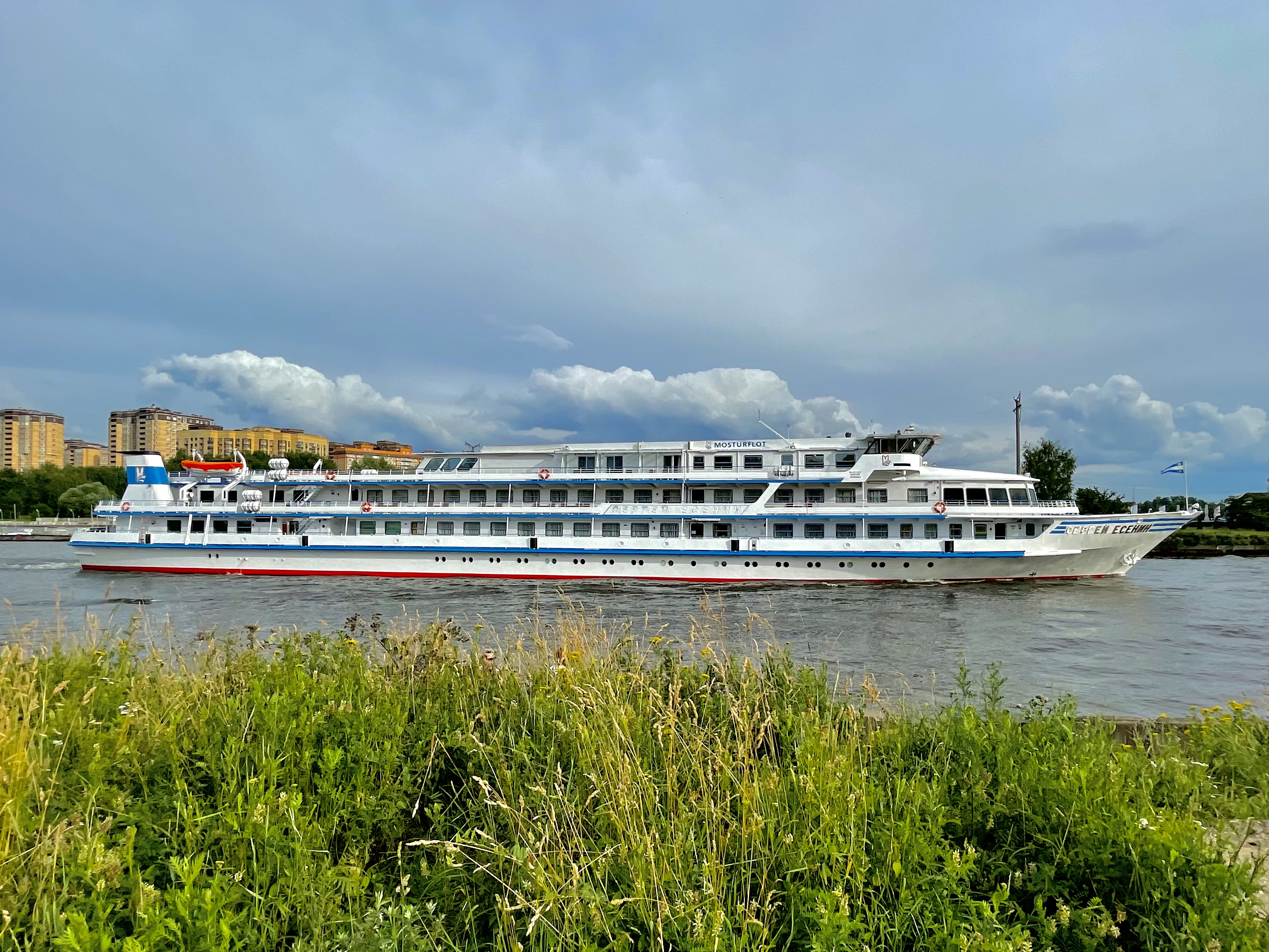 теплоход есенин