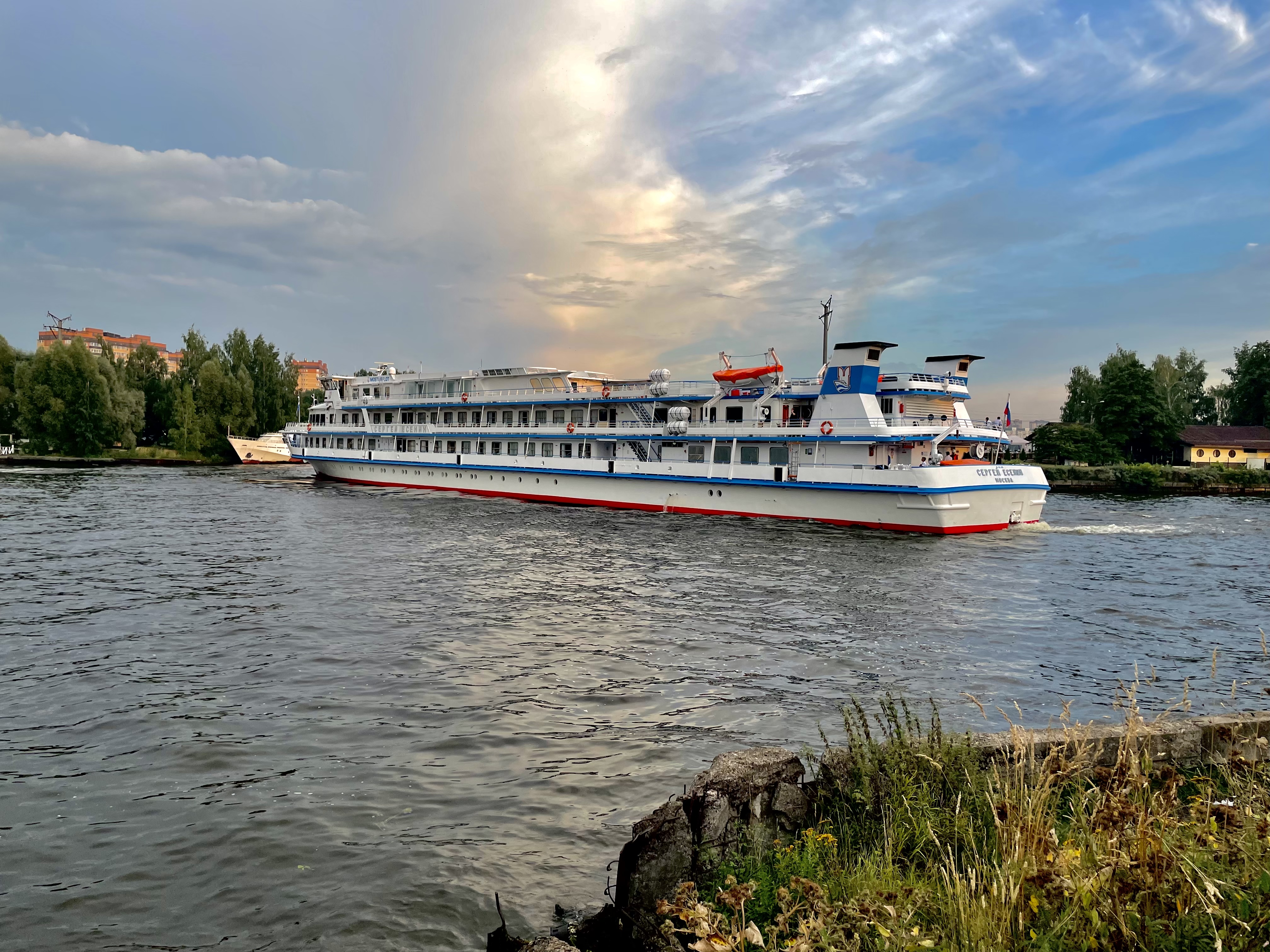 теплоход есенин